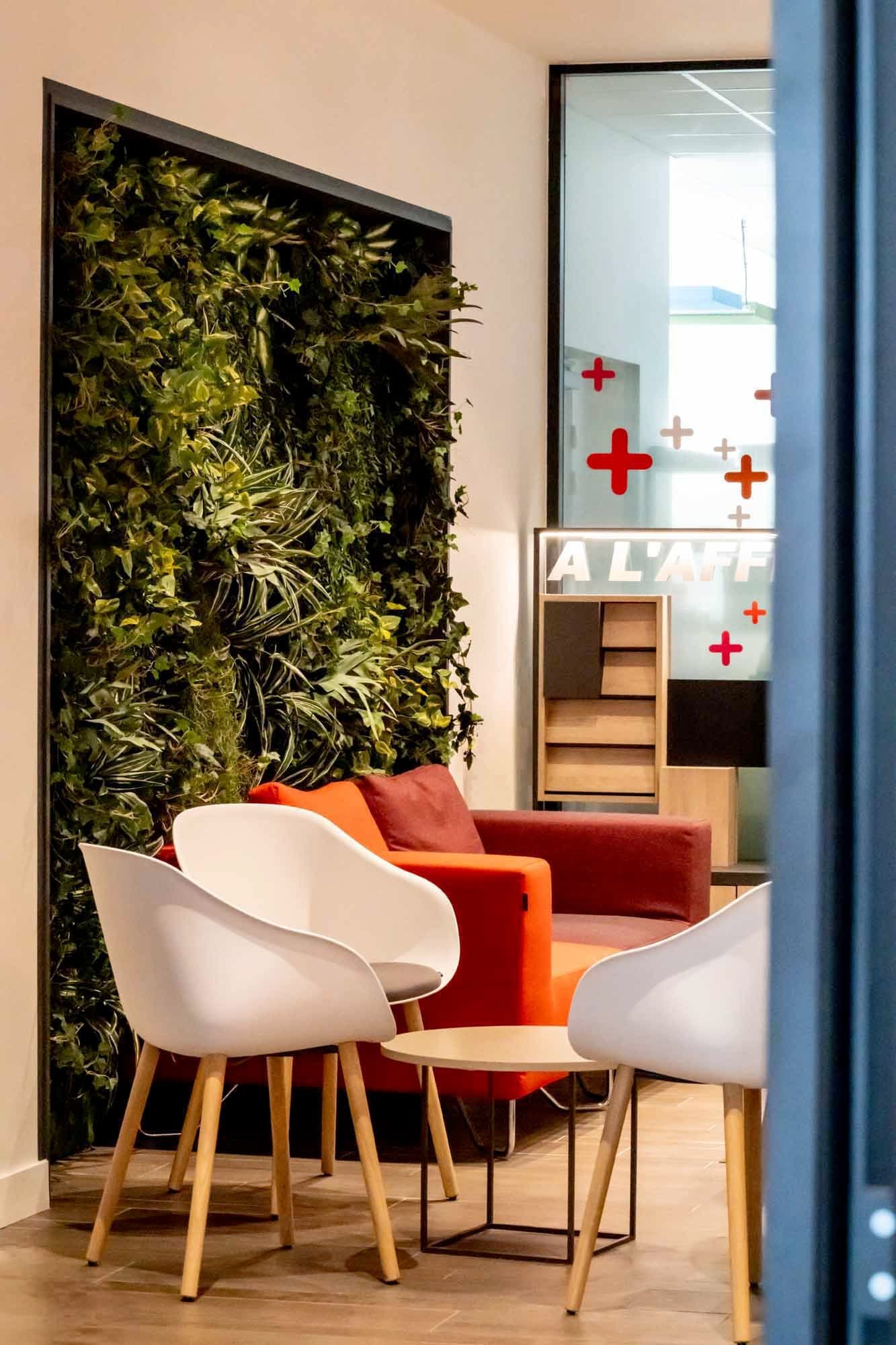 The waiting area, before the green wall.