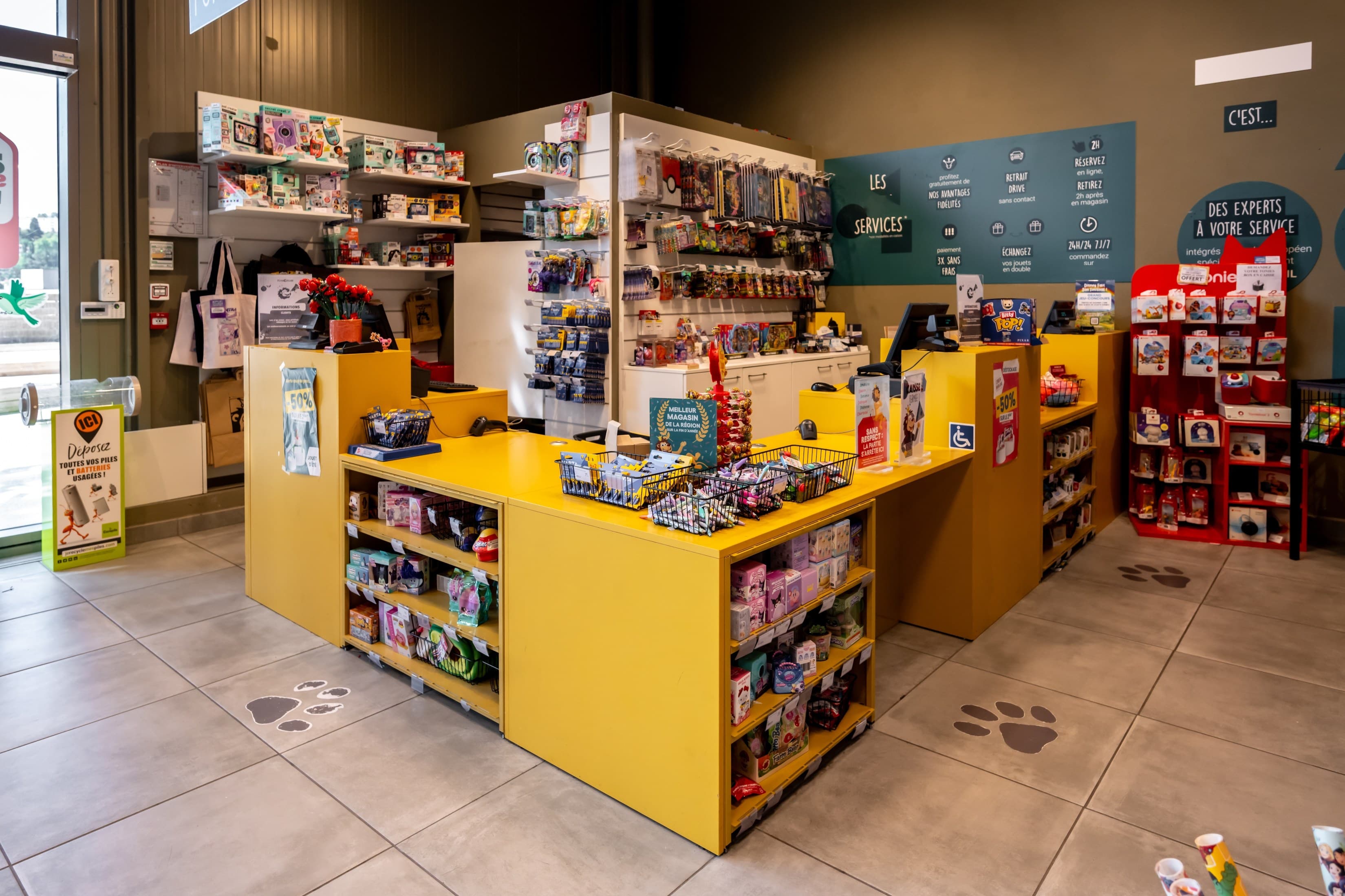 Îlots de caisse et meubles bas d'un magasin de jouets