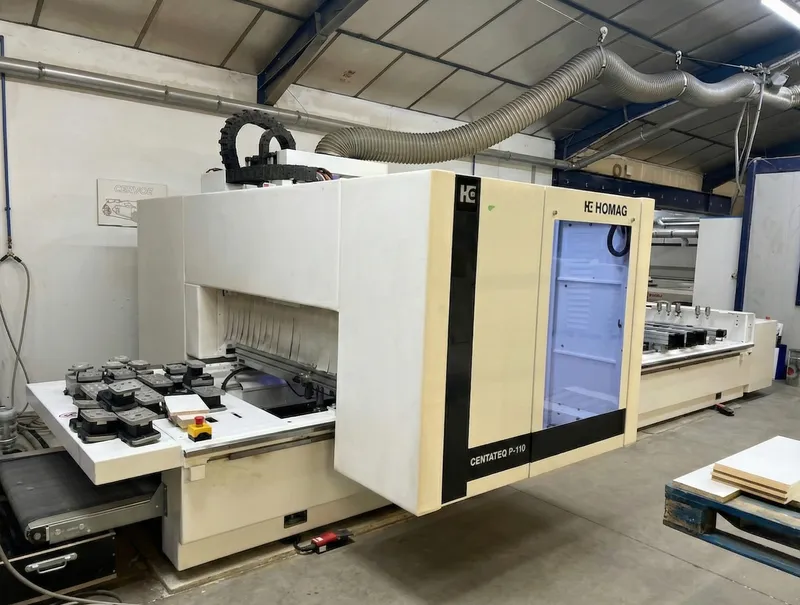 Centre d'usinage CNC HOMAG dans l'atelier CERKIS.