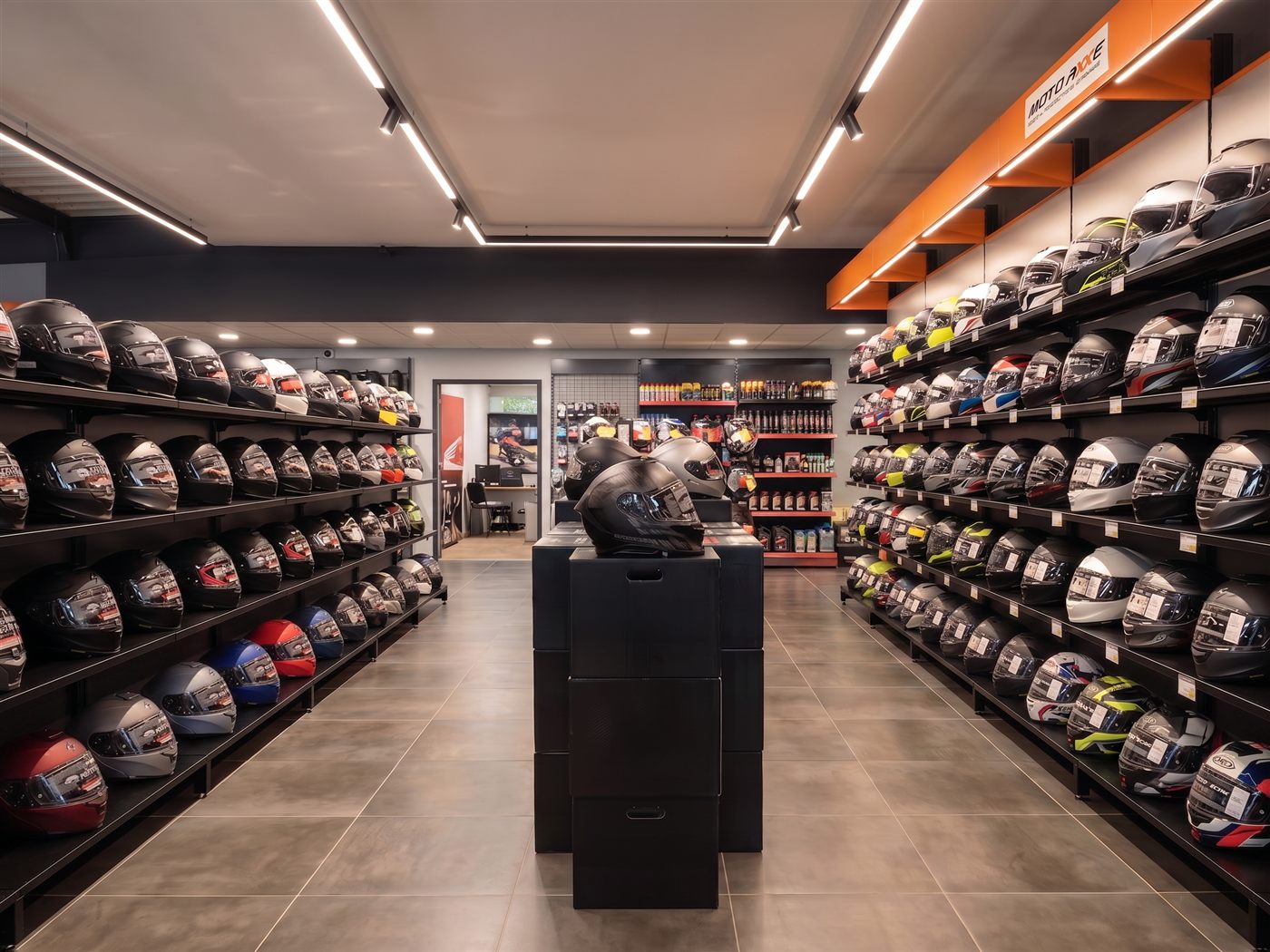 Rayonnages et présentoirs · magasin d'accessoires moto