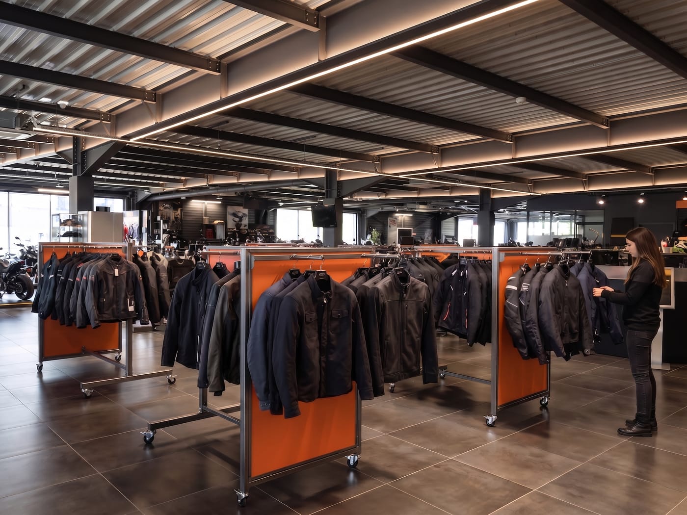 Portants mobiles · magasin d'équipement moto